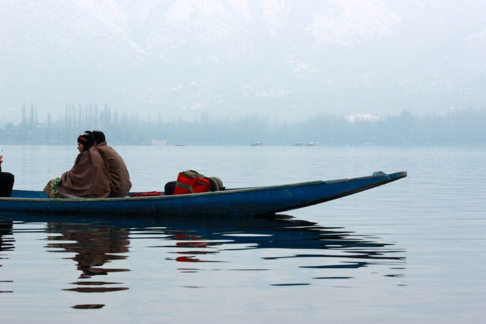 Couple on Dal Lake sceneloc8.com