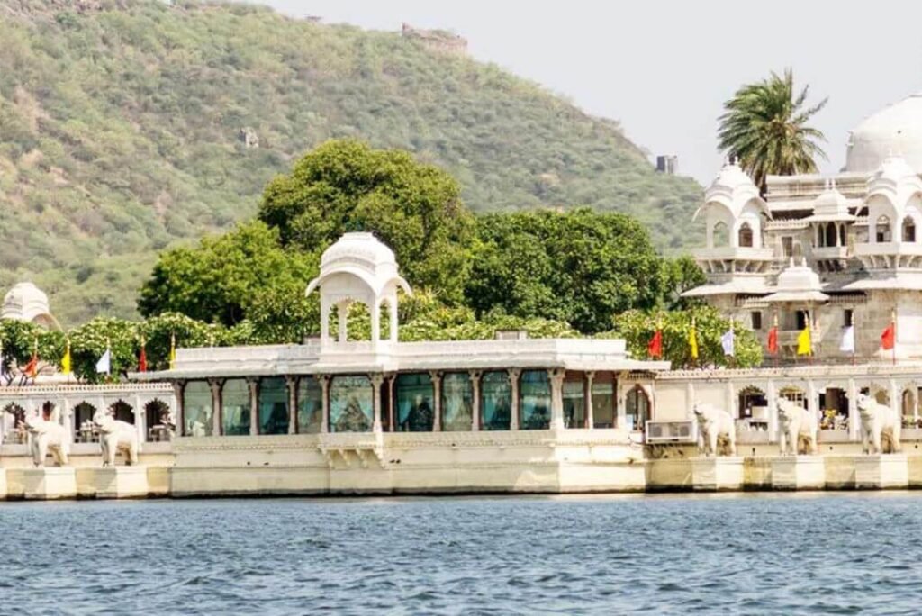 Jag Mandir Island Palace: Perfect Romantic & Regal Pre-Wedding Photoshoot Destination in Udaipur