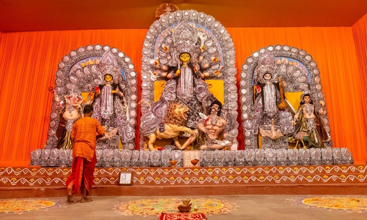 Explore Sacred Spaces: Top Temples & Venues for Navratri Celebrations in Gujarat