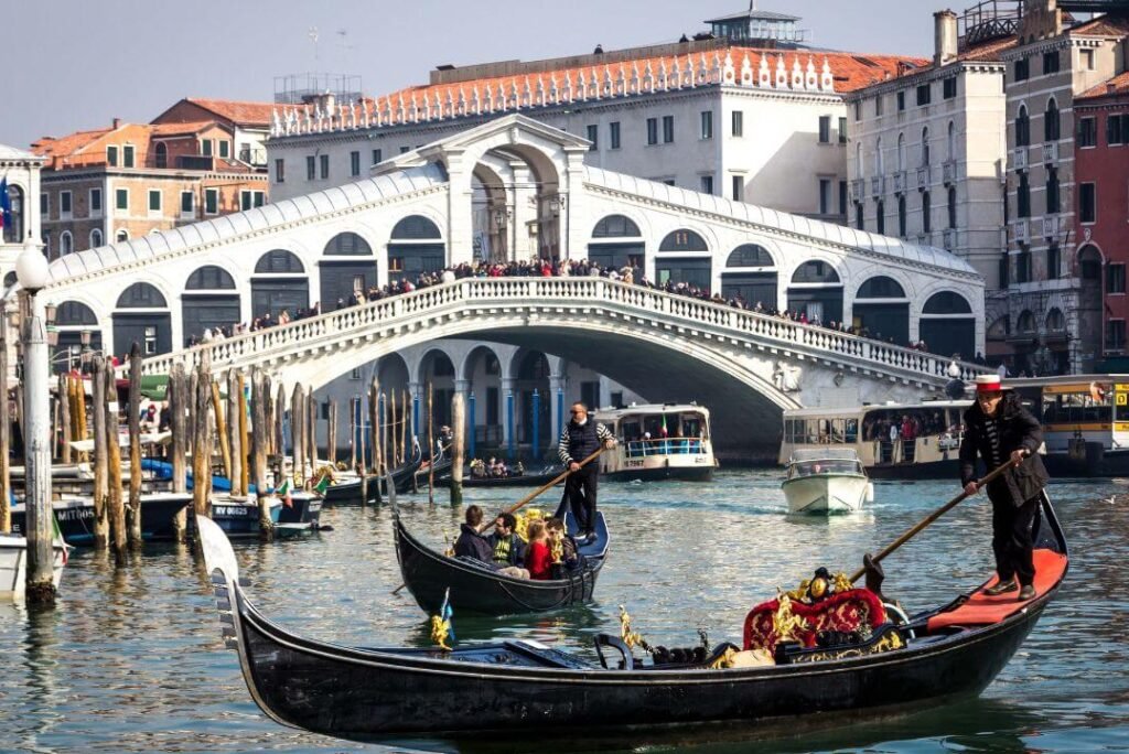 Venice Through the Lens: Best Places for Romantic Pre-Wedding Shoots